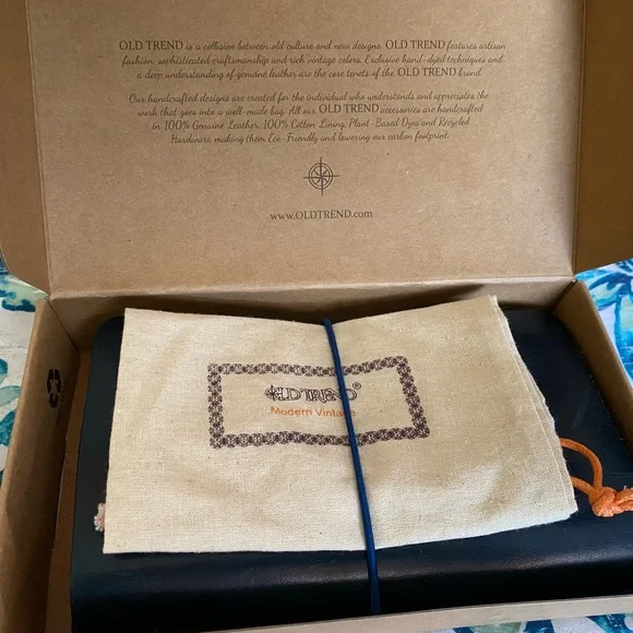 Sassy" Old Trend Nomad Organizer Wallet, Navy, (NEW) w Box) - Picture 5 of 17